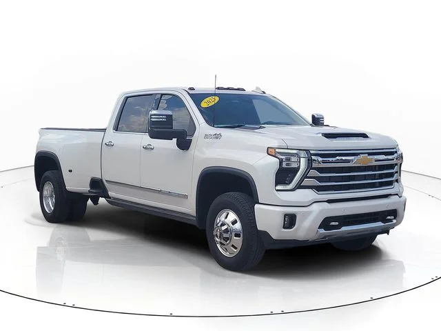 Used 2025 Beige Chevrolet High Country image 3