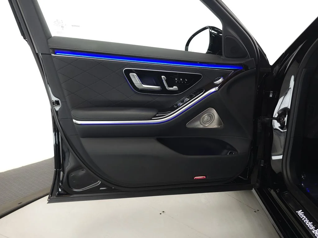 Used 2024 Black Mercedes-Benz S 580e image 5