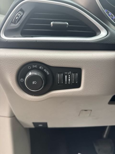 Used 2017 White Chrysler Touring L image 13