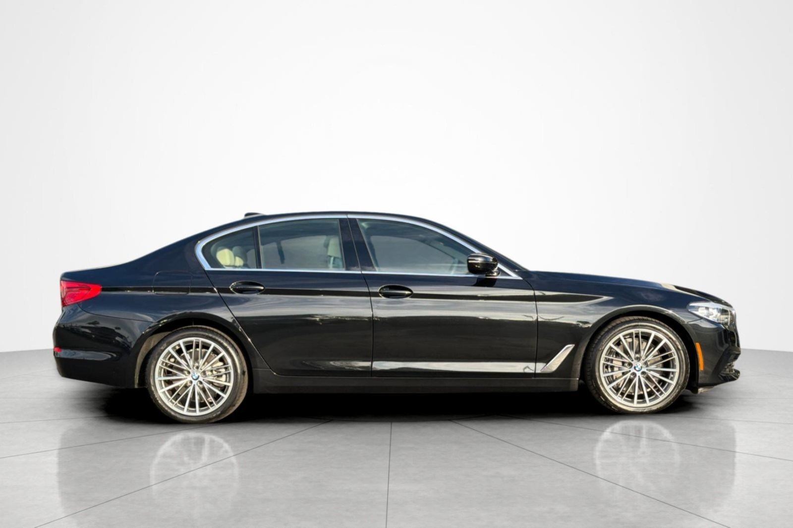 Used 2020 Black Sapphire Metallic BMW 540i image 6