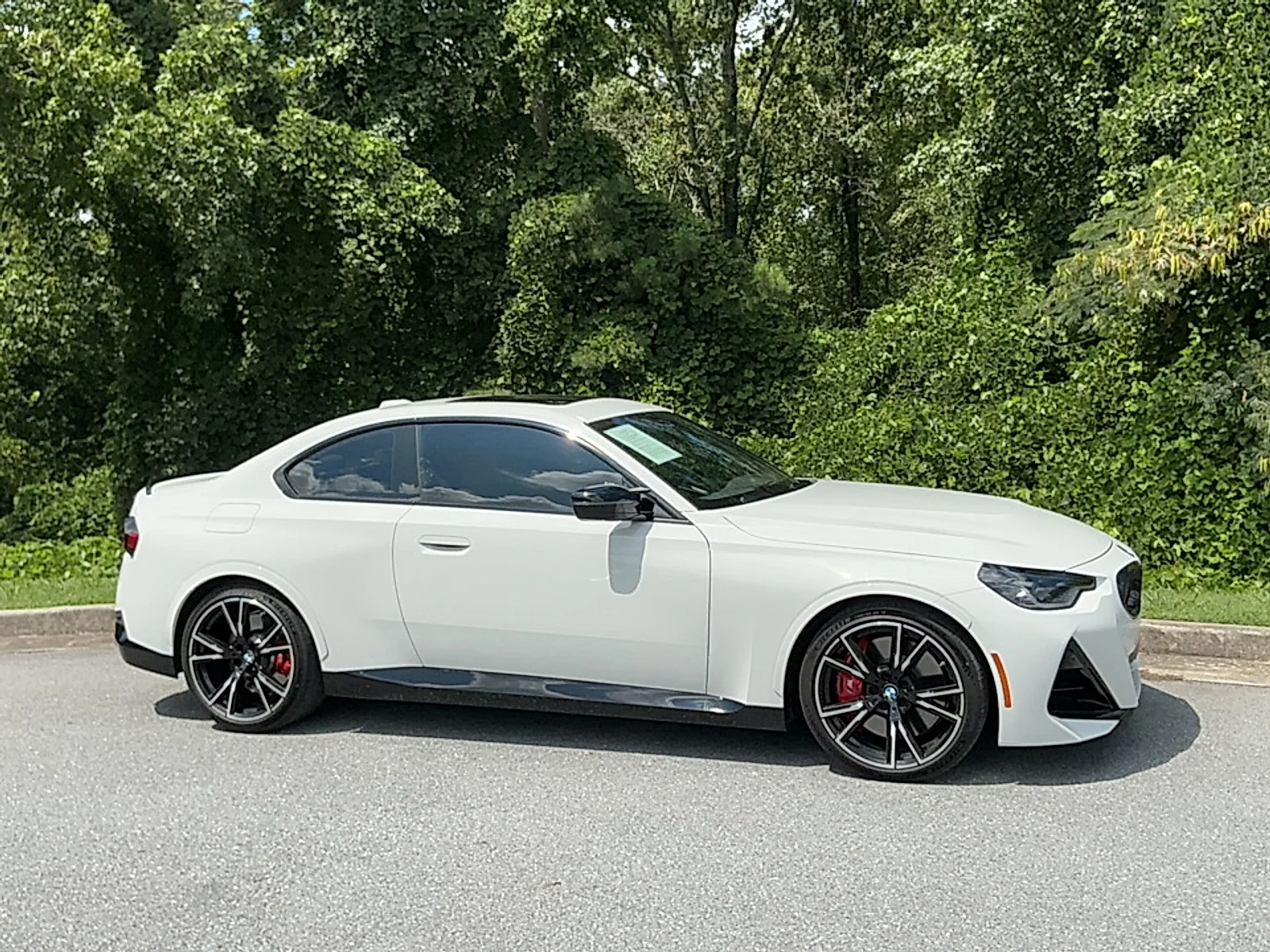 Used 2024  BMW i image 1