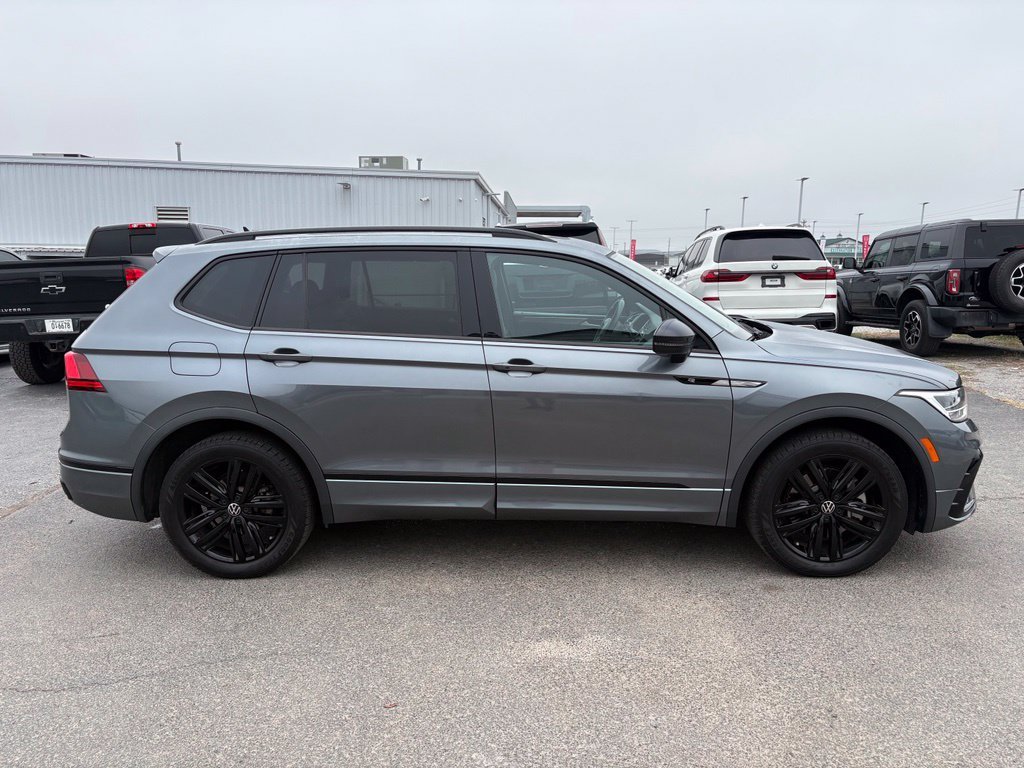 Used 2022  Volkswagen 2.0T SE R-Line Black image 4