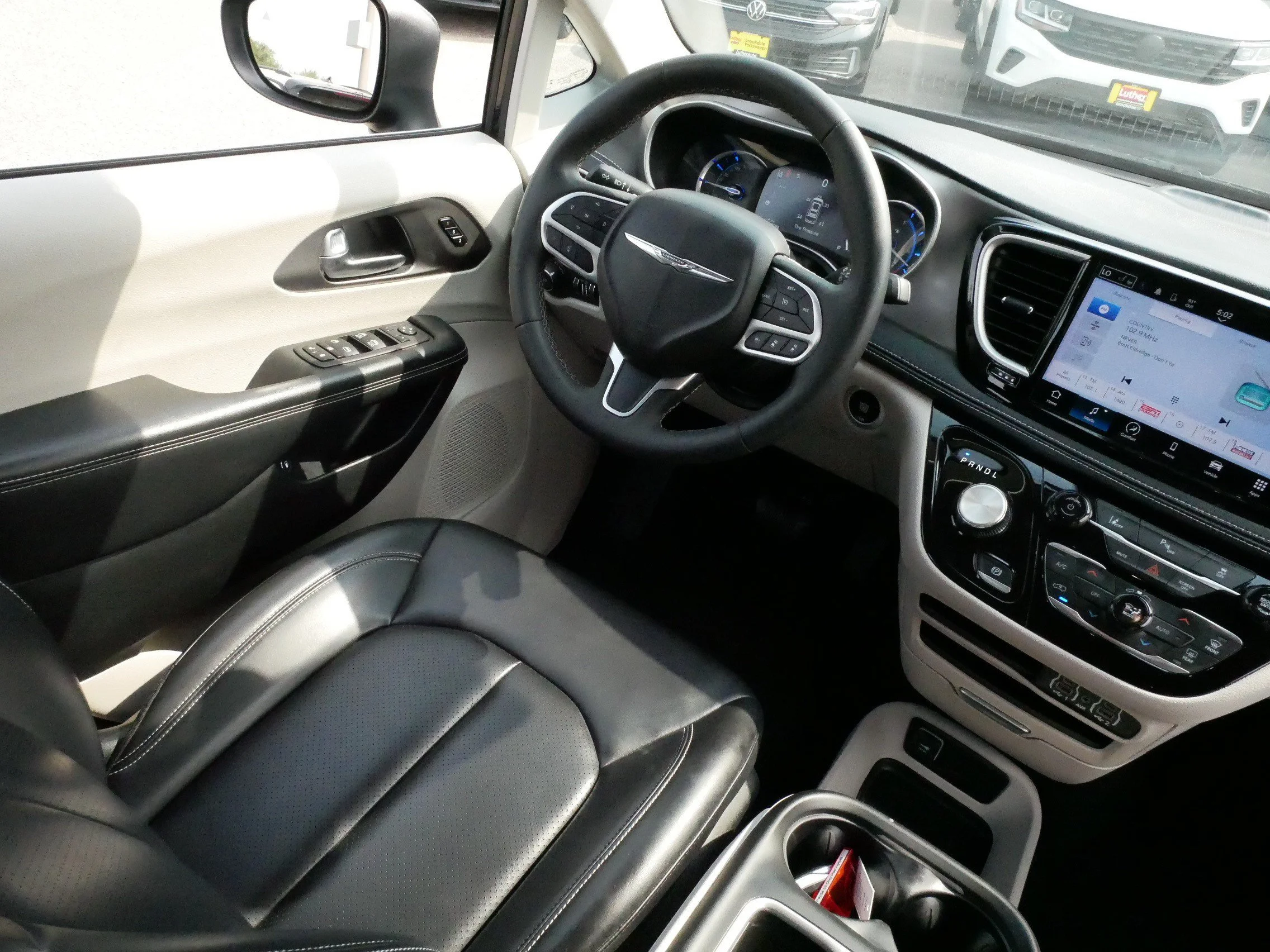 Used 2023 Brilliant Black Crystal Pearlcoat Chrysler Hybrid Touring L image 9