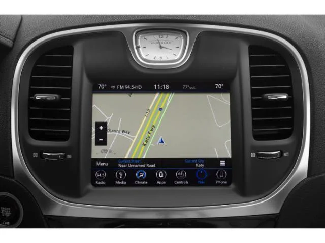 Used 2018 Bright White Clearcoat Chrysler Limited image 17