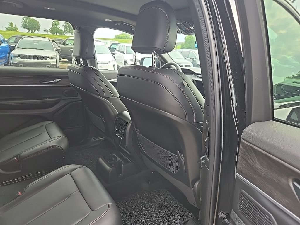 New 2026 Diamond Black Crystal Pearl-Coat Exterior Paint Jeep  image 86