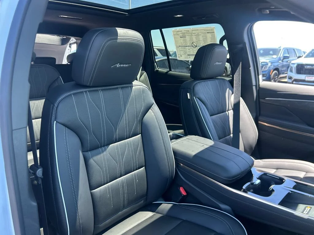 New 2026 Iridescent White Tricoat Buick Avenir image 41