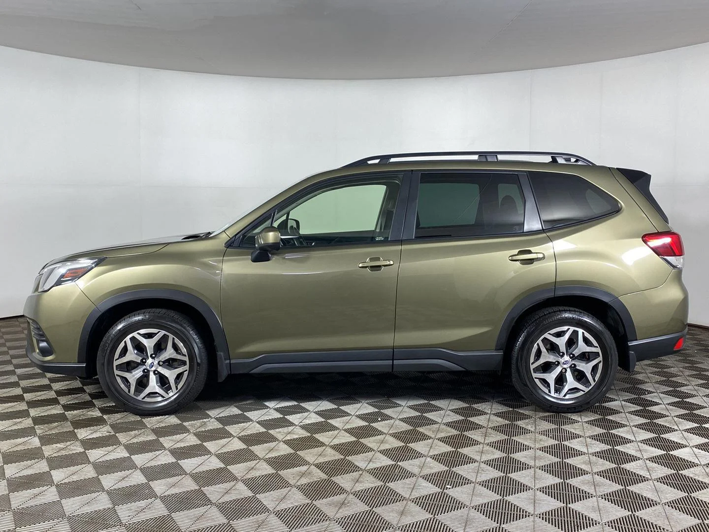 Used 2024 Autumn Green Metallic Subaru Premium image 9