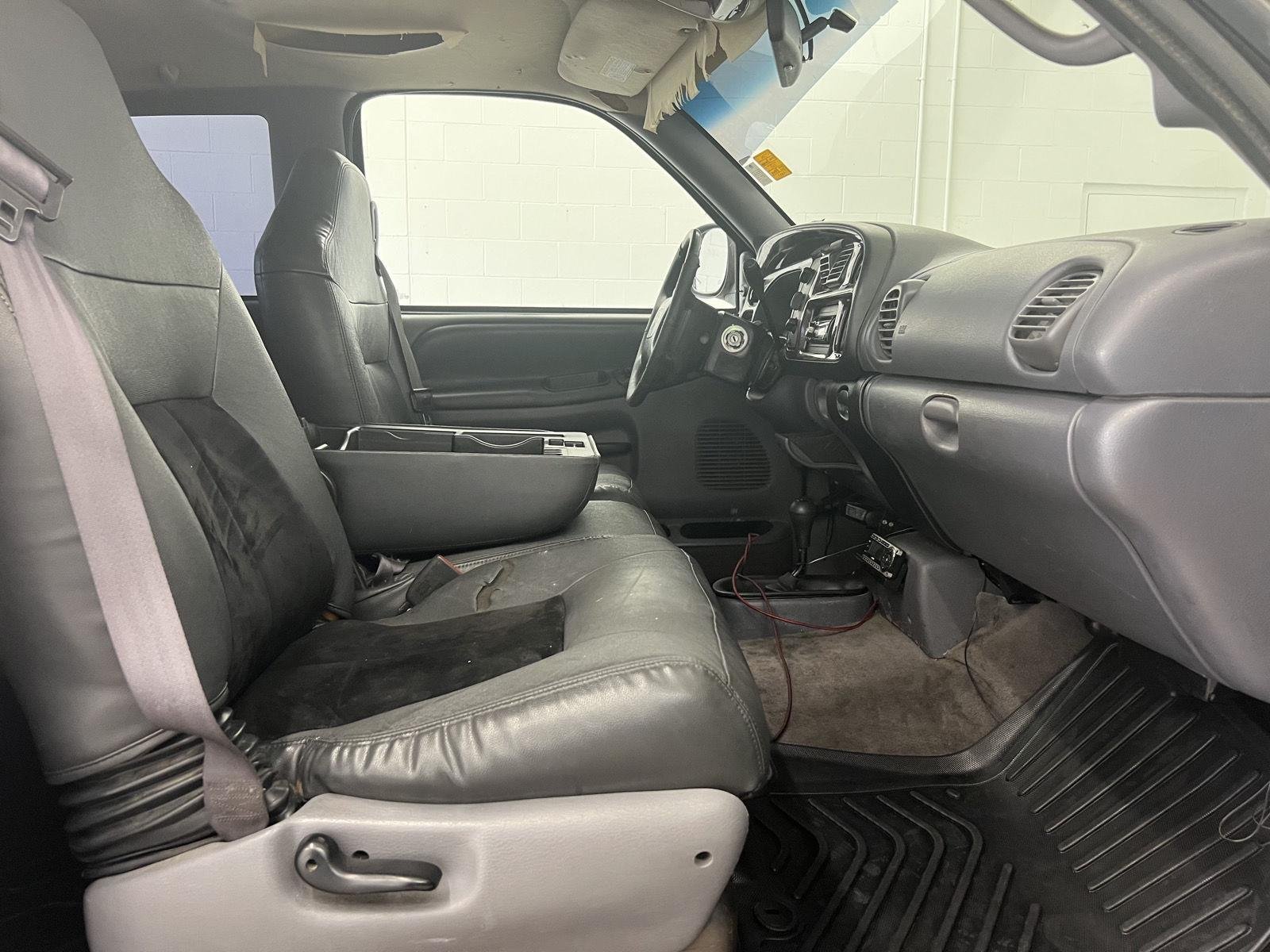 Used 1999 Blue Dodge 2dr Club Cab 139" WB 4WD image 24