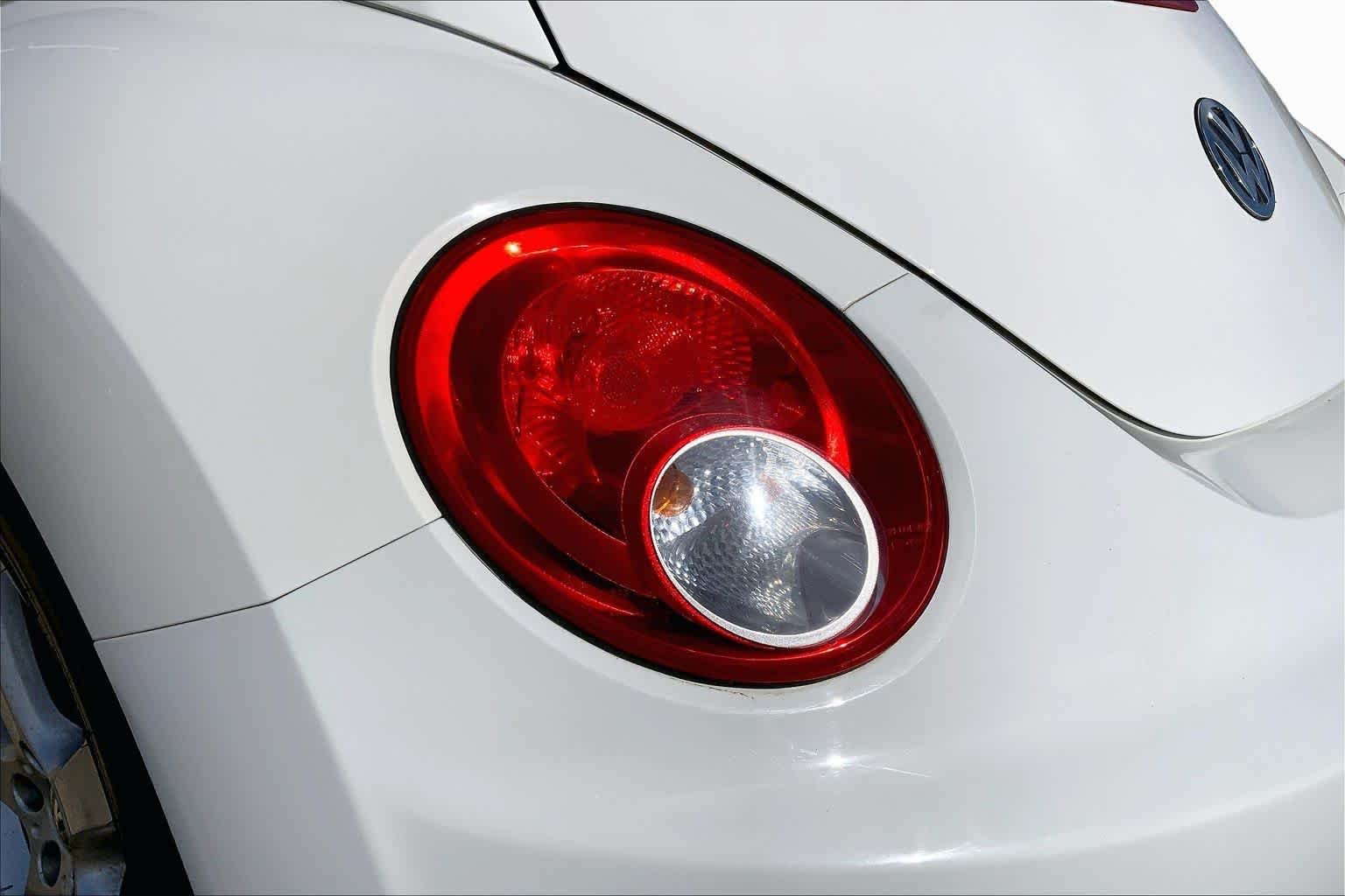 Used 2010 Candy White Volkswagen  image 26