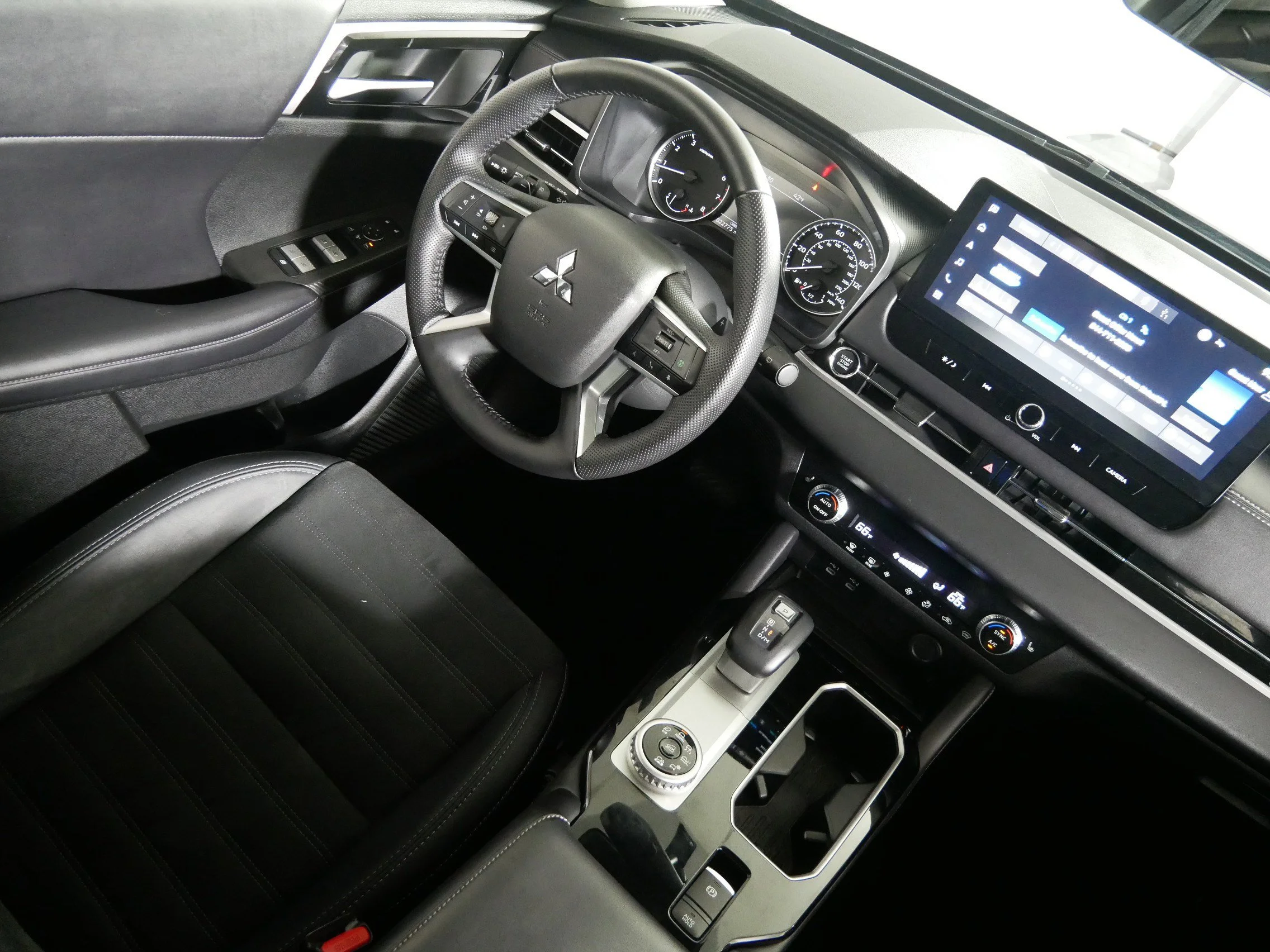 Used 2025 Labrador Black Pearl Mitsubishi SE image 9