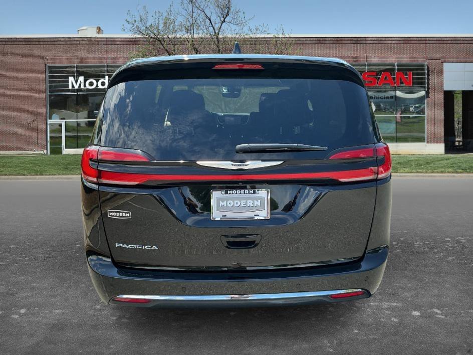 Used 2024 Diamond Black Crystal Pearlcoat Chrysler Touring L image 3