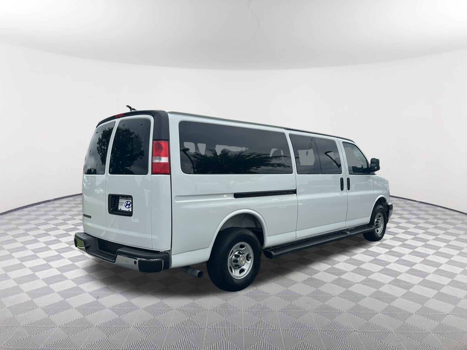 Used 2025 Summit White Chevrolet LT image 5