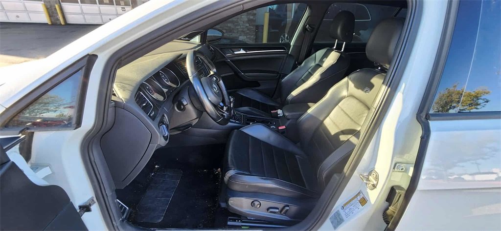 2017 Volkswagen Golf R 4Motion photo 3