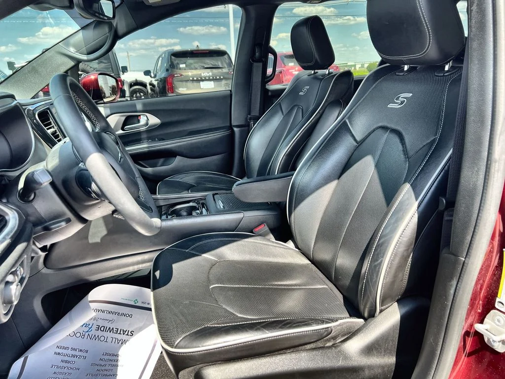 Used 2022 Red Chrysler Limited image 11