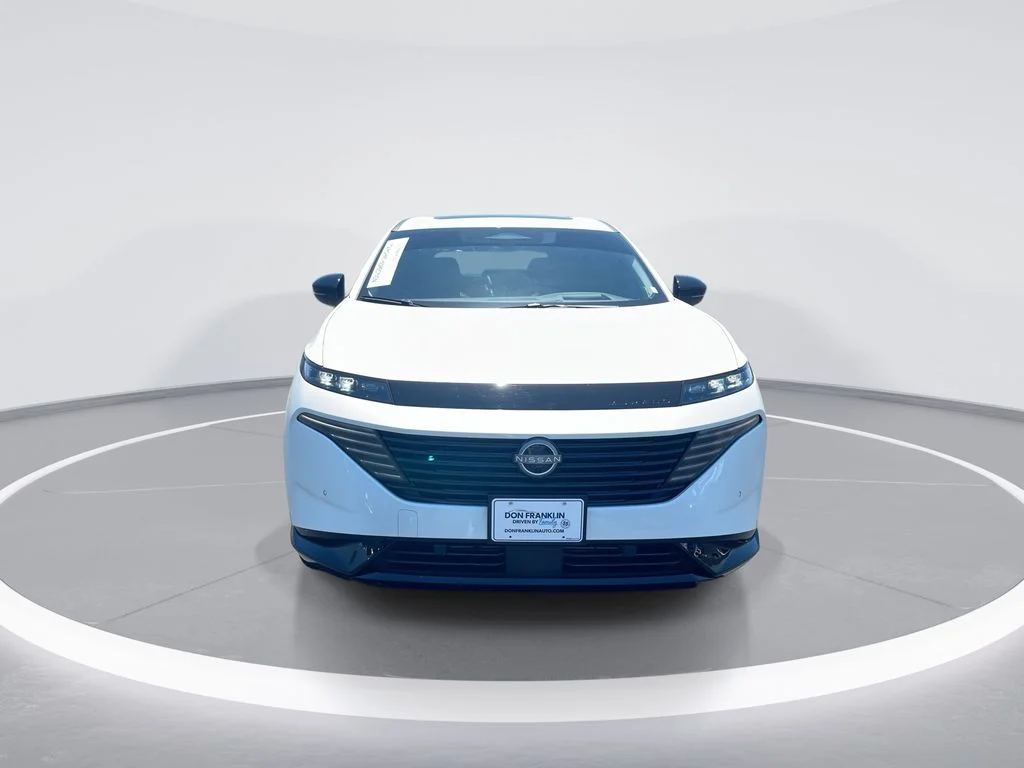 Used 2025 White Nissan Platinum image 3