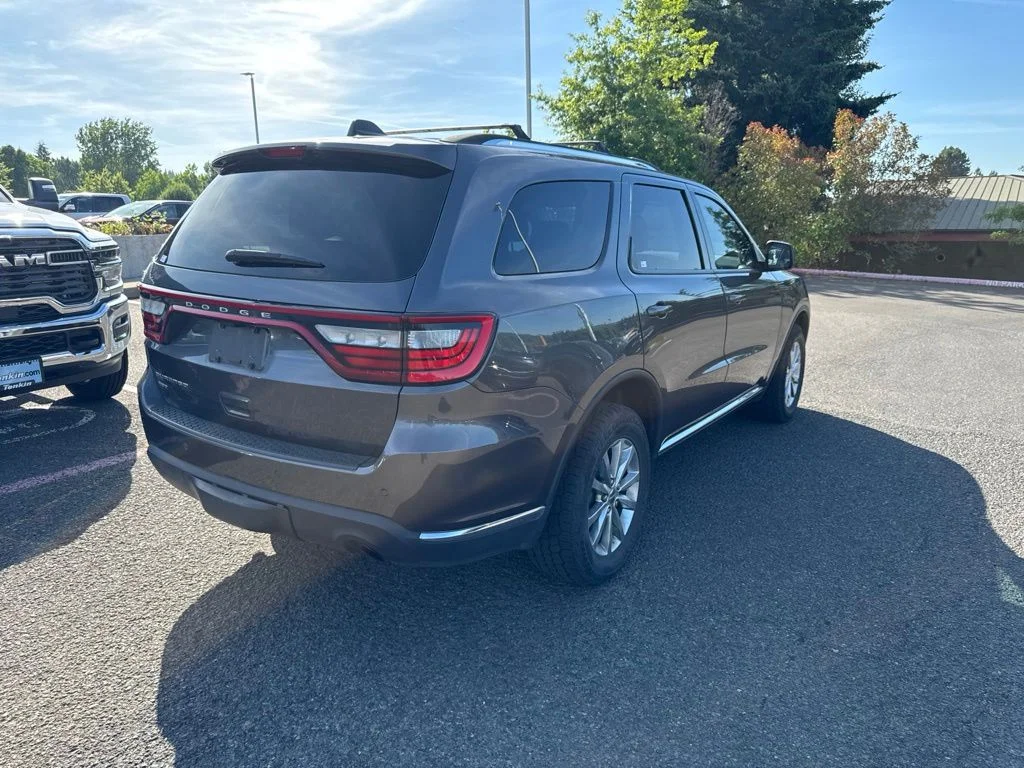 Used 2017  Dodge SXT image 9