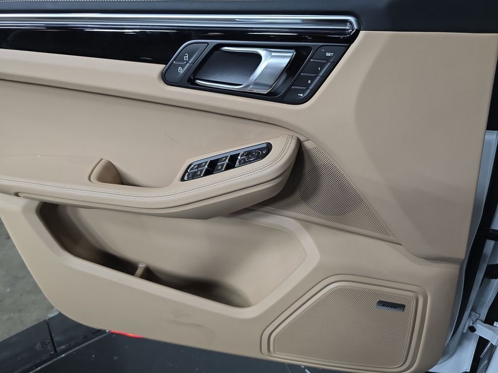 2026 Porsche Macan T - Photo 22
