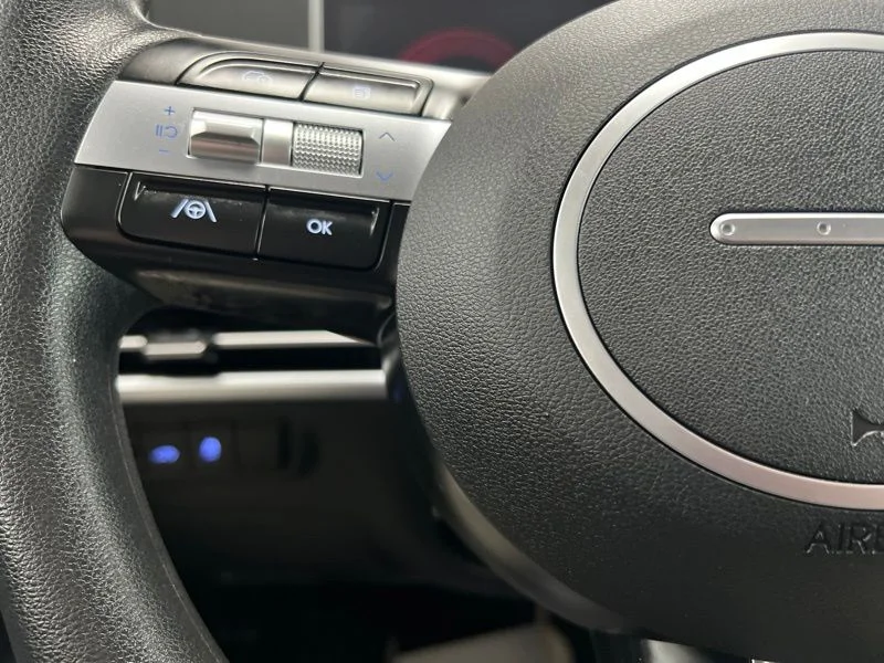 Used 2025 White Hyundai SEL image 21