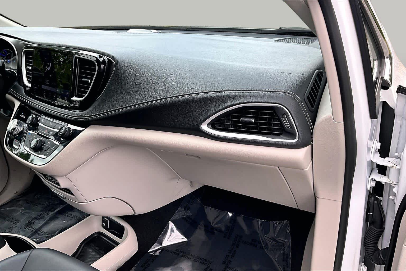 Used 2024 Bright White Clearcoat Chrysler Hybrid Select image 19