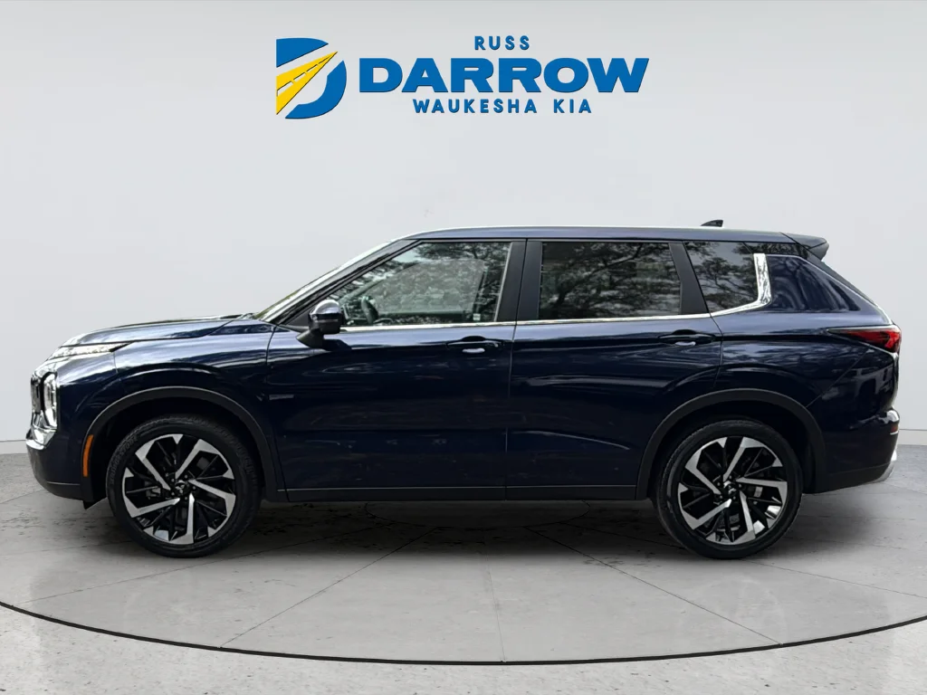 Used 2024 Blue Mitsubishi SE image 2