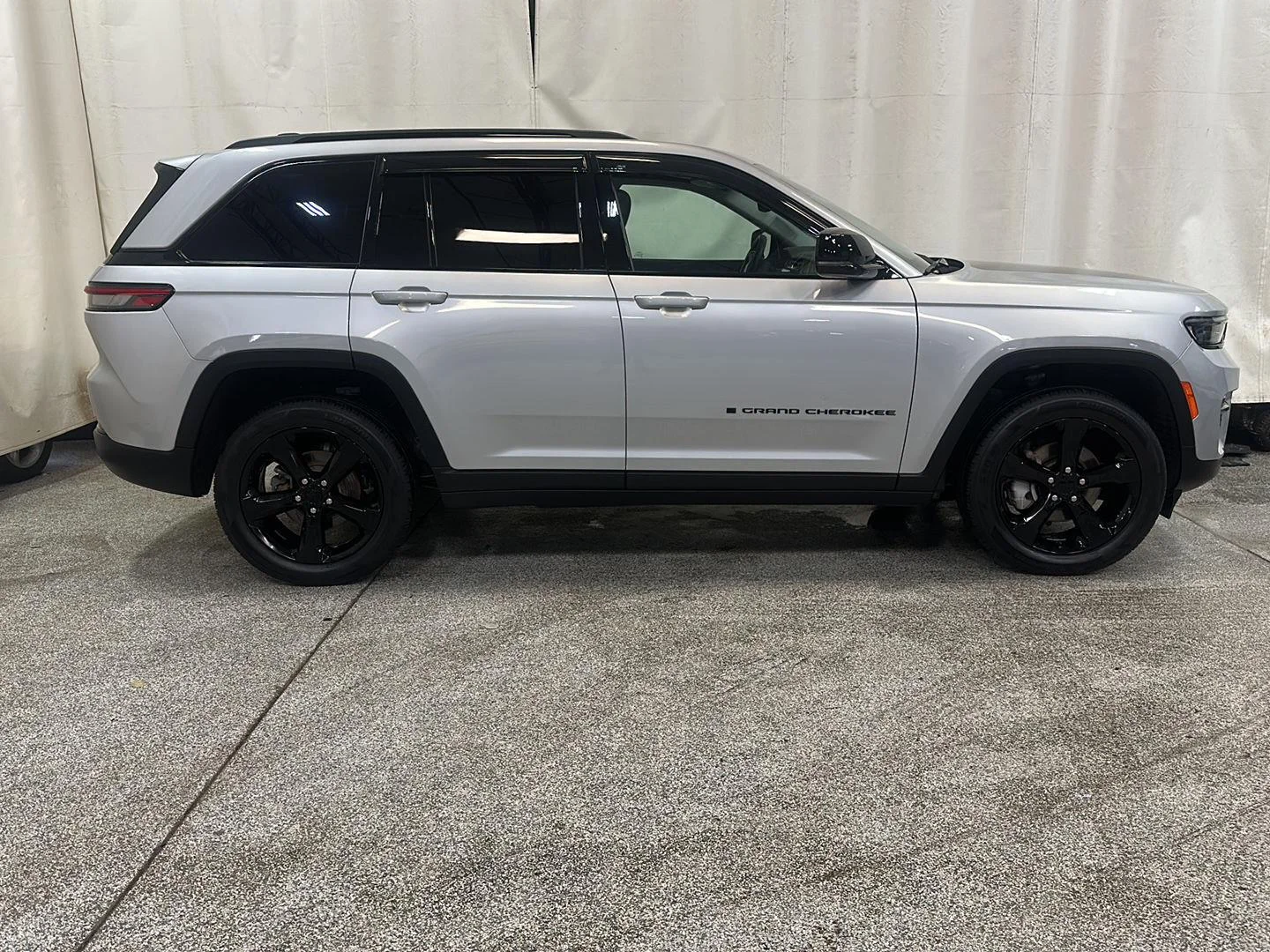 Used 2024 Silver Zynith Jeep Limited image 6