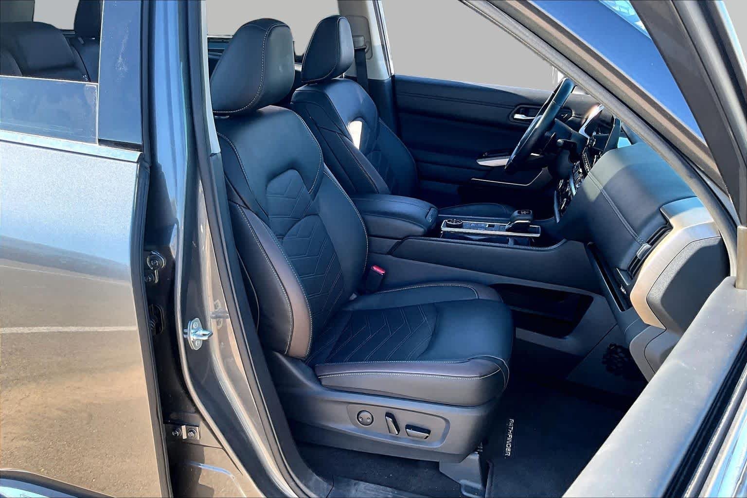 Used 2025 Gun Metallic Nissan Platinum image 9