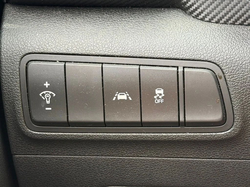Used 2019 Red Hyundai SE image 27