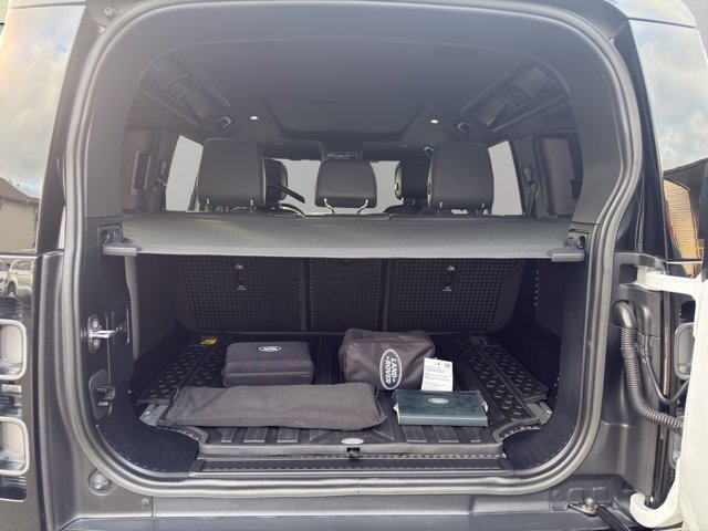 Used 2023 White Land Rover V8 image 23