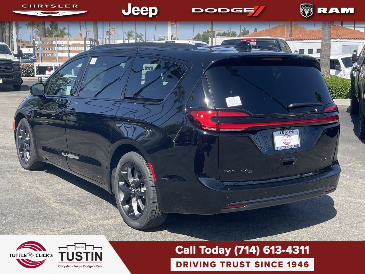 New 2026 Diamond Black Crystal Pearl-Coat Exterior Paint Chrysler Limited image 4