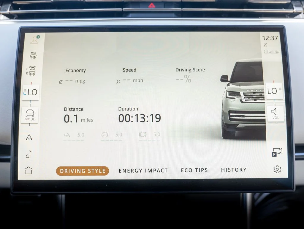 Used 2025 White Land Rover SE image 27
