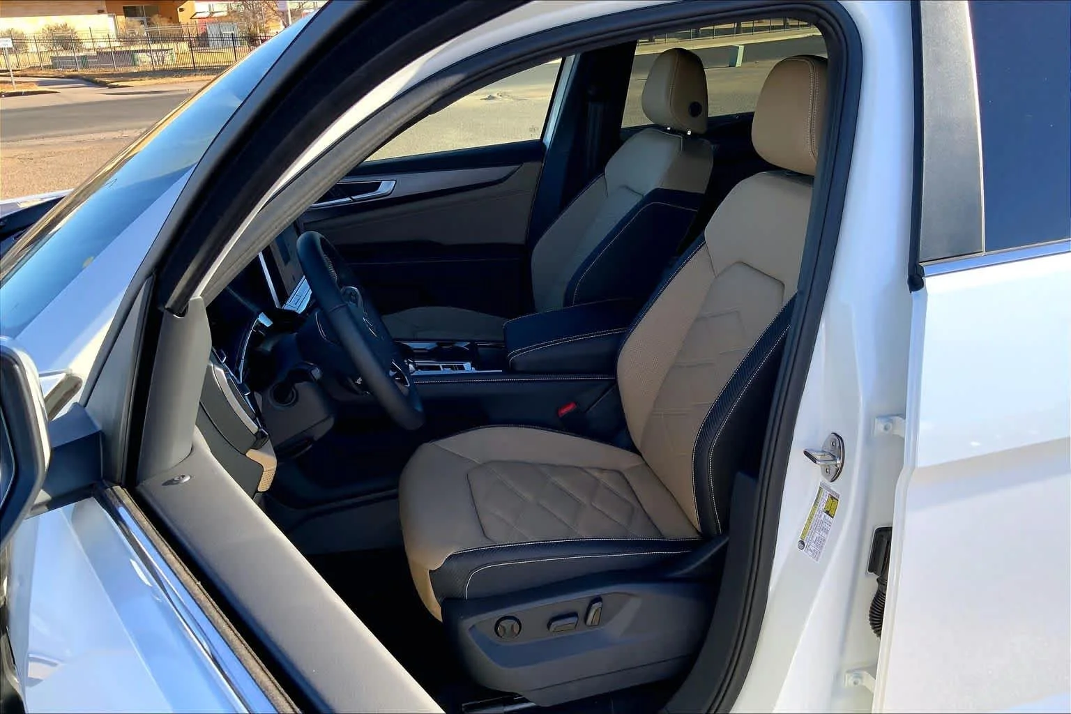 New 2026 Opal White Pearl Volkswagen 2.0T SE w/Technology image 9