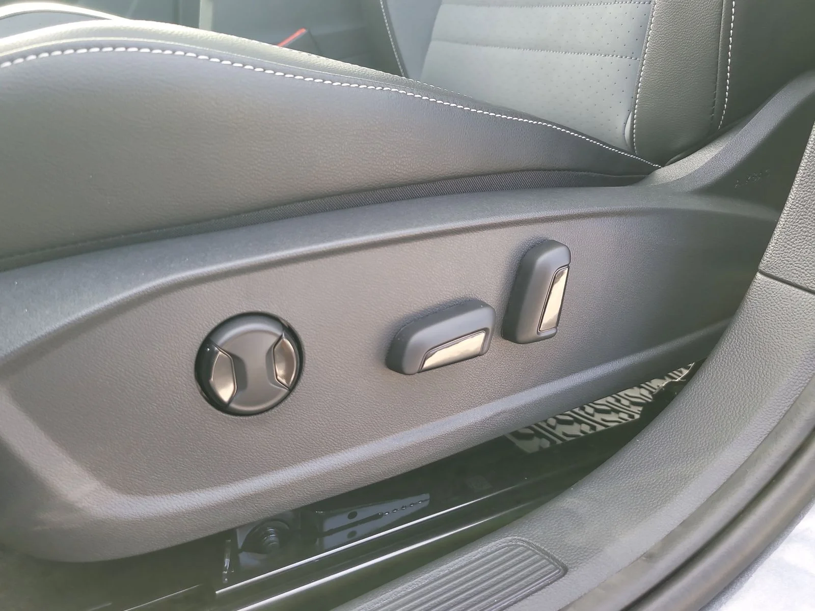 New 2026 Platinum Gray Metallic Volkswagen 1.5T SE image 18