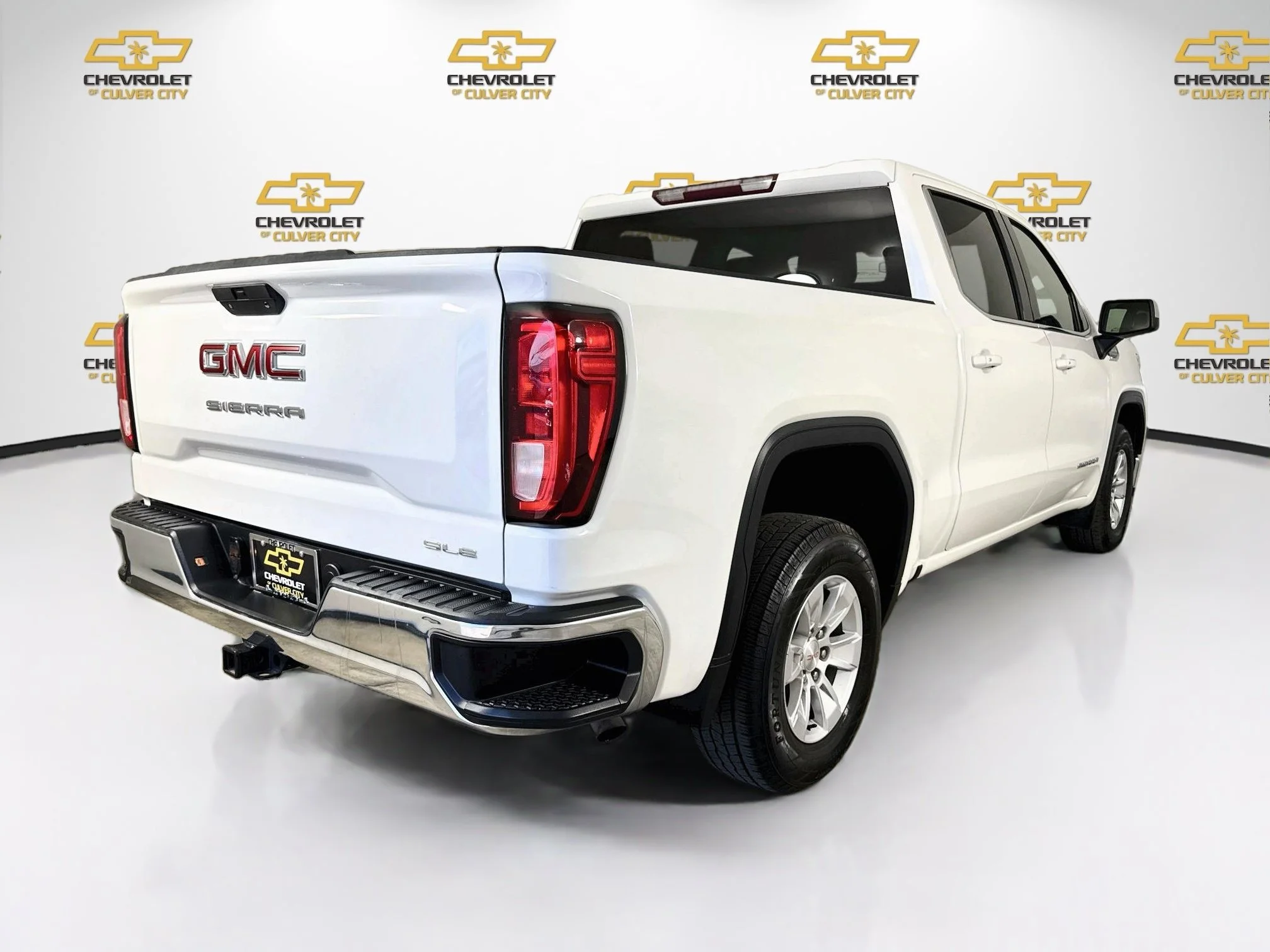 Used 2020 SUMMIT WHITE GMC SLE image 8