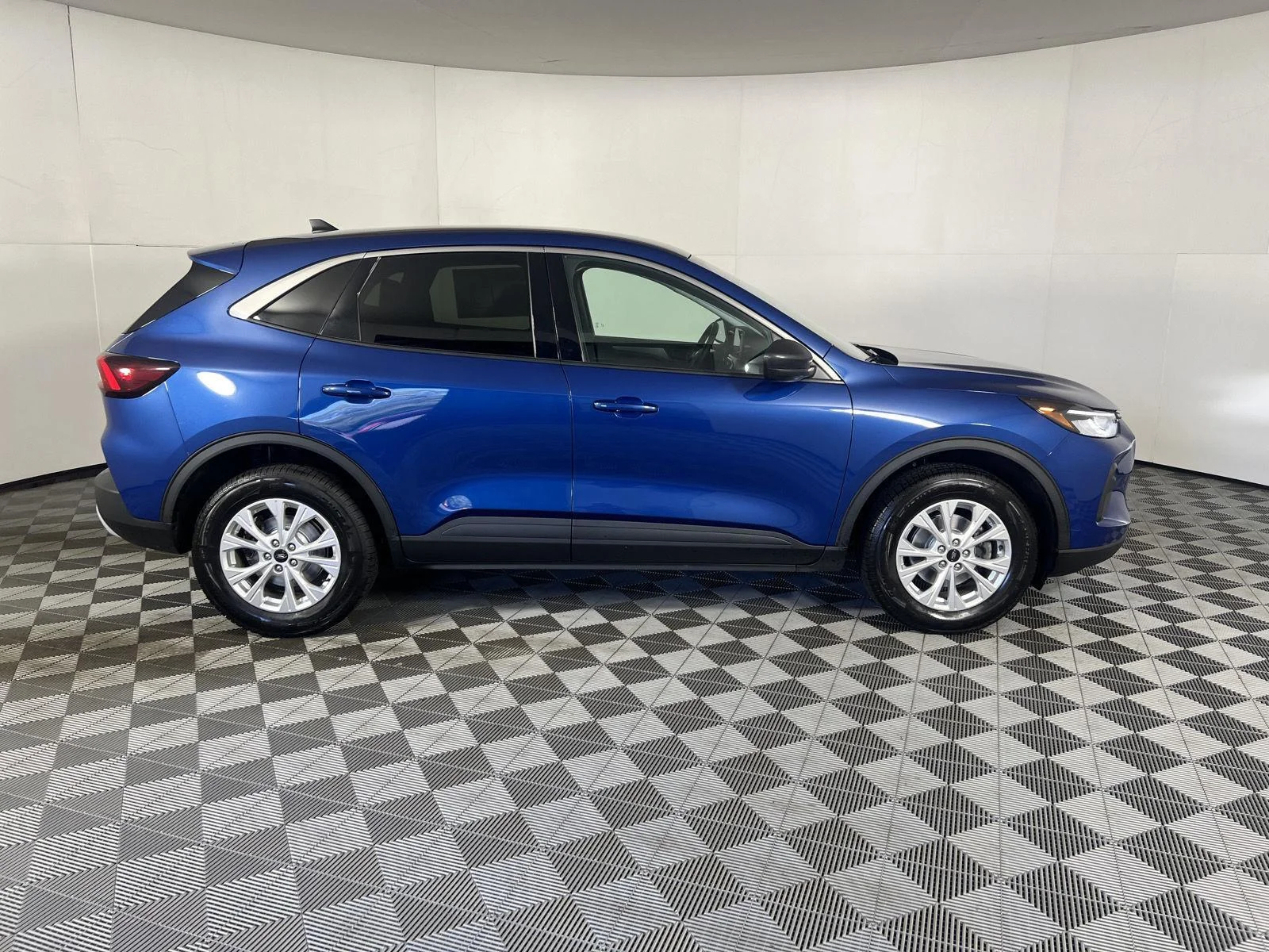 Used 2023 Atlas Blue Ford Active image 21