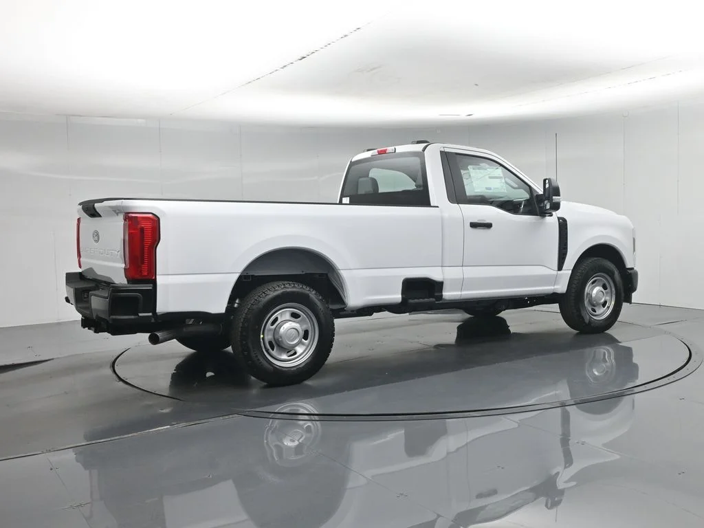 New 2027 Oxford White Ford XLT image 22