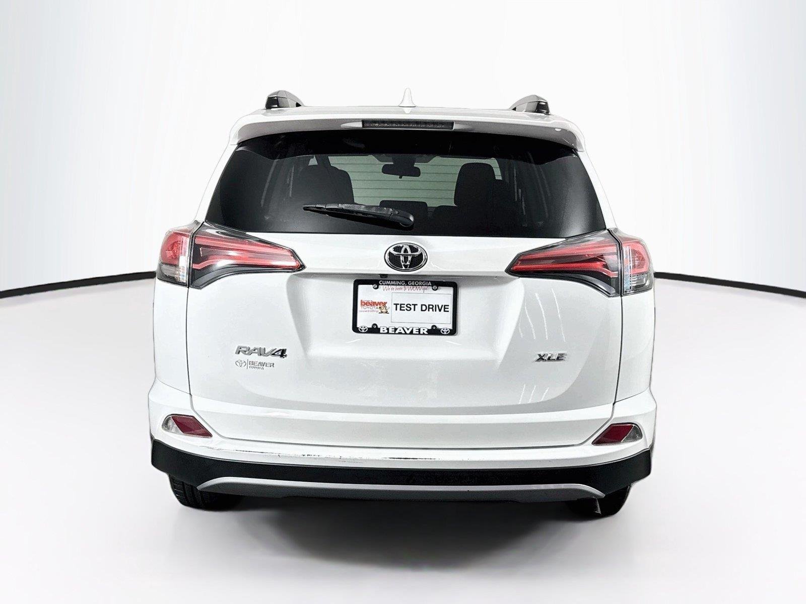Used 2018 Super White Toyota XLE image 10