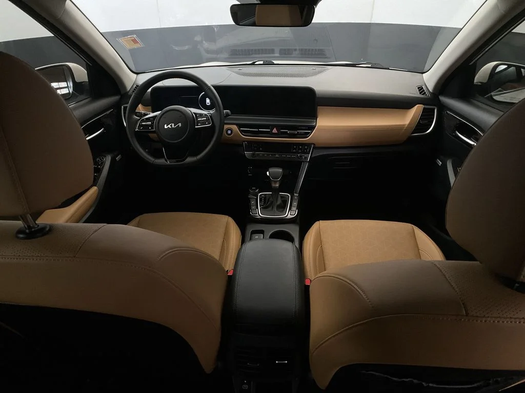 Used 2024 Snow White Pearl Kia SX image 28
