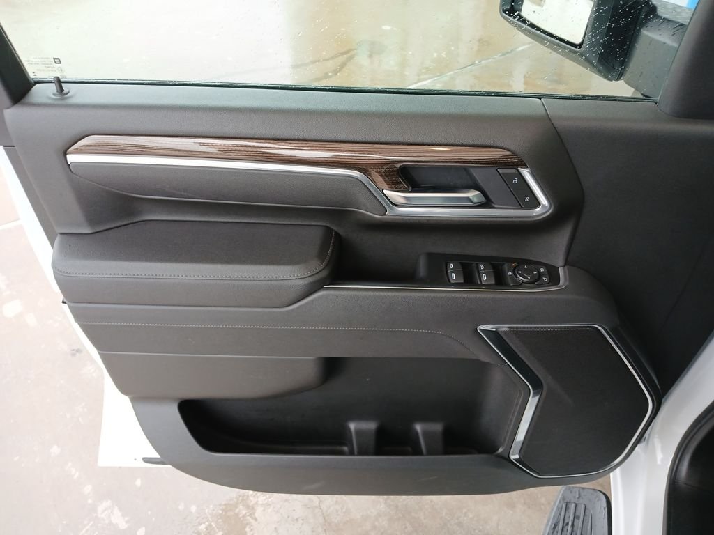 Used 2025 White Chevrolet LT image 23