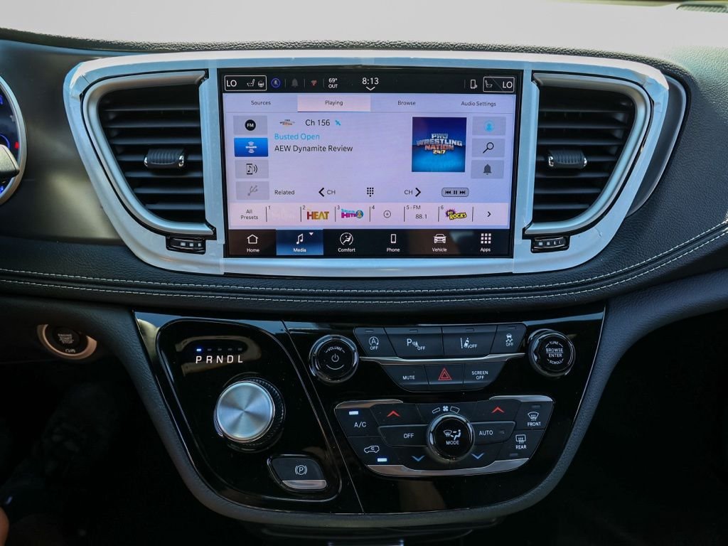 New 2026 Bright White Clear-Coat Exterior Paint Chrysler Select image 27