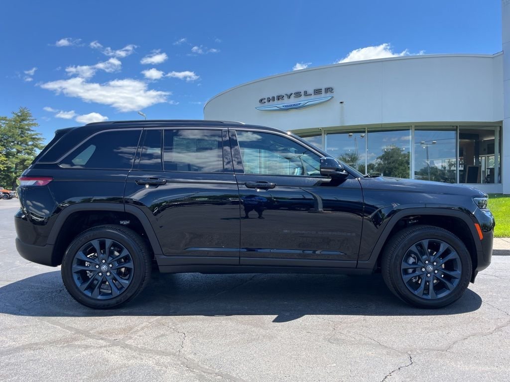 New 2026 Diamond Black Crystal Pearl-Coat Exterior Paint Jeep 85th Anniversary image 44