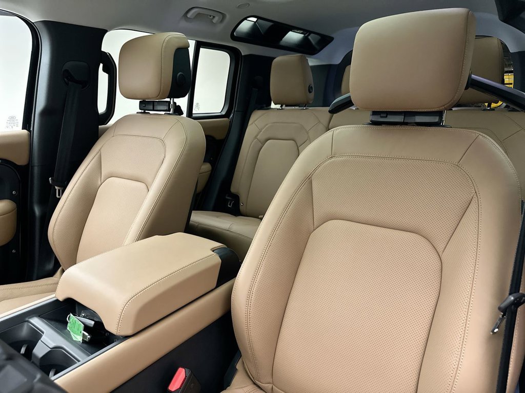 New 2026 Santorini Black Metallic Land Rover S image 10