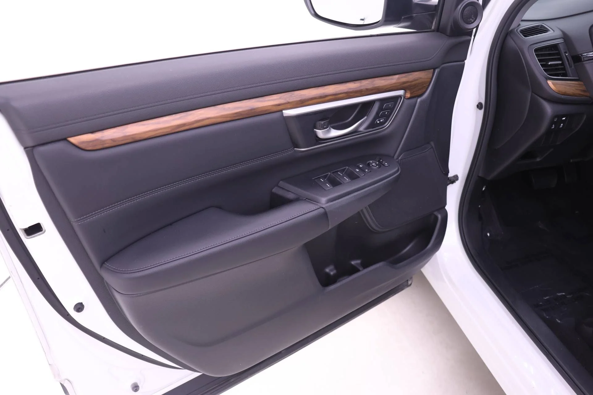 Certified Used 2022 Platinum White Pearl Honda EX-L image 9