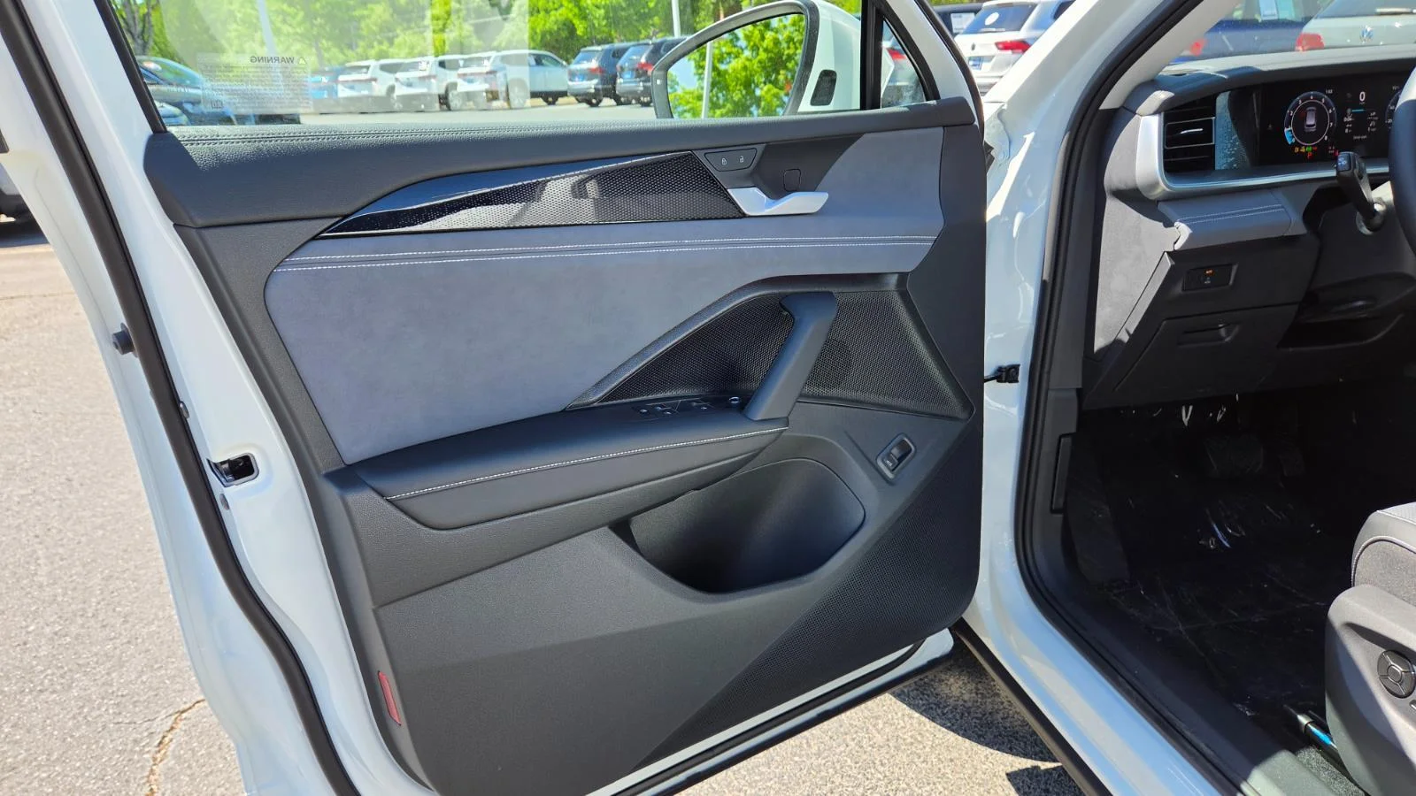 New 2026 Pure White Volkswagen SE image 18