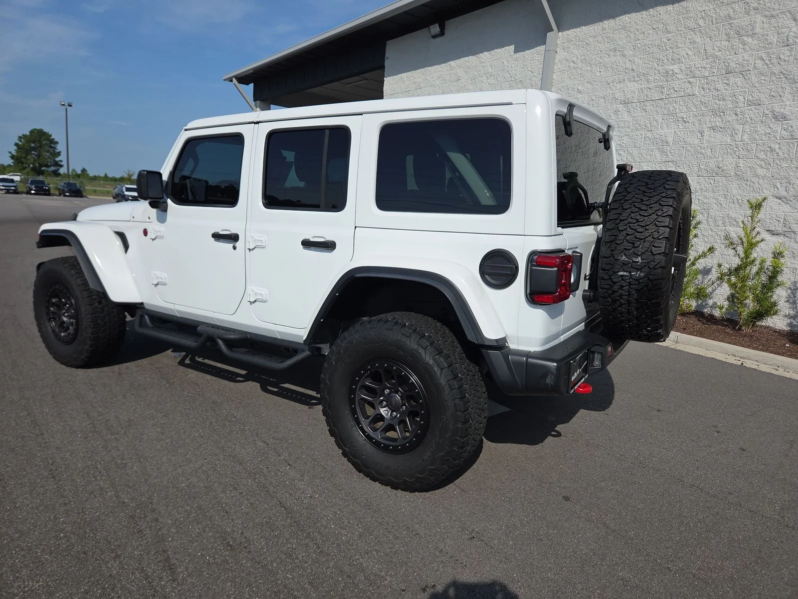 Used 2022 Bright White Clearcoat Jeep Unlimited Rubicon image 3