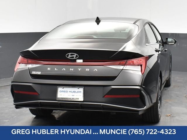 Used 2025 Black Hyundai SEL Convenience image 11