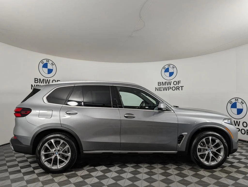 New 2026 Skyscraper Grey Metallic BMW xDrive40i image 5