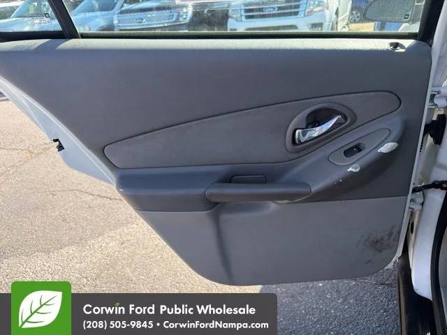 Used 2005 White Chevrolet  image 28