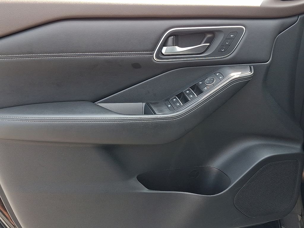 Used 2021 Black Nissan Platinum image 13