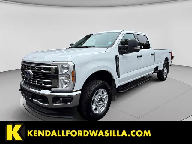 Used 2025 Oxford White Ford XLT image 1