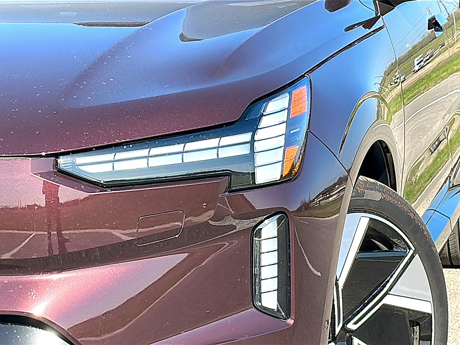 New 2025 Mulberry Red Volvo Ultra image 4